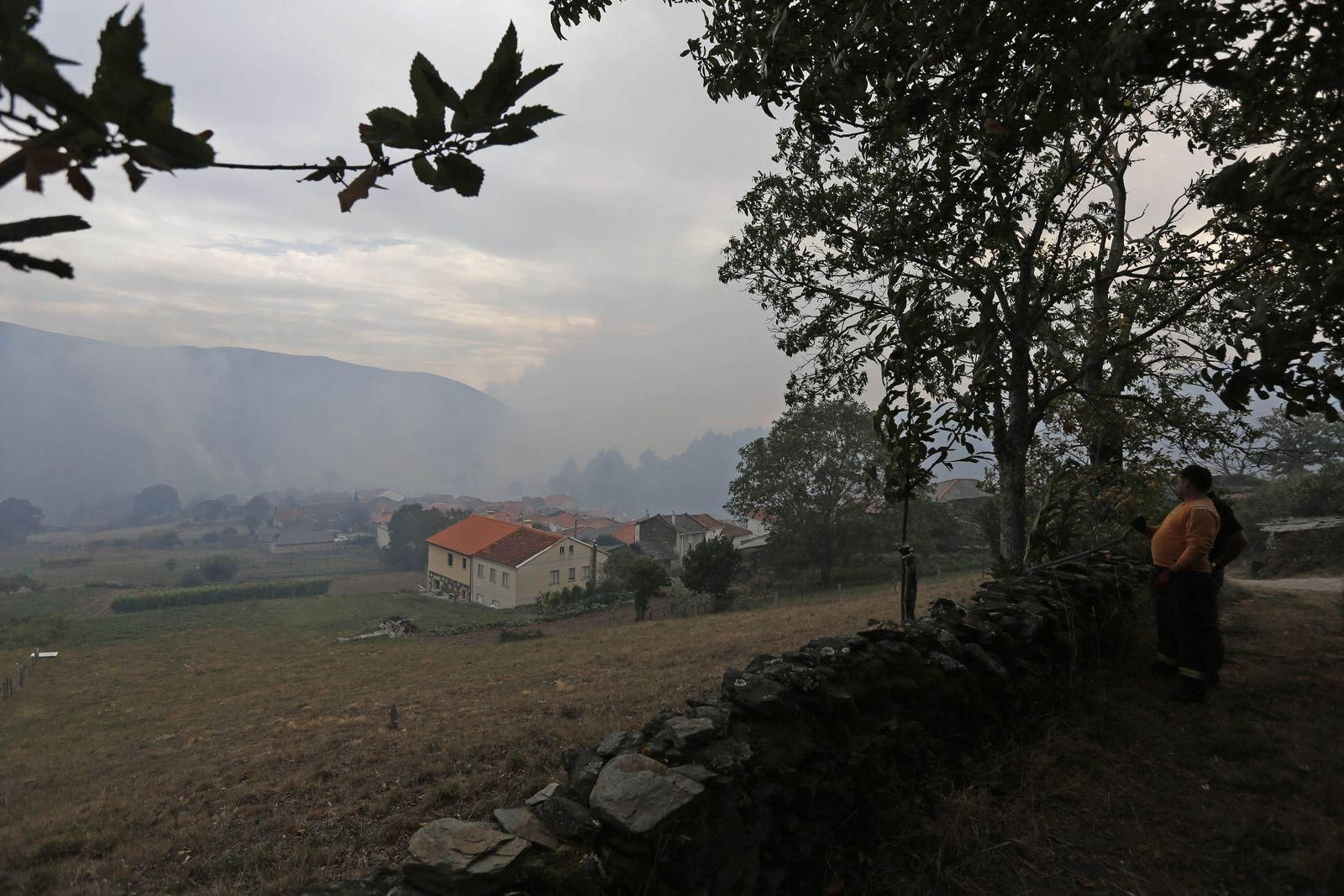 Incendio en Rebordechao, Vilar de Barrio. (Foto: Xesús Fariñas)
