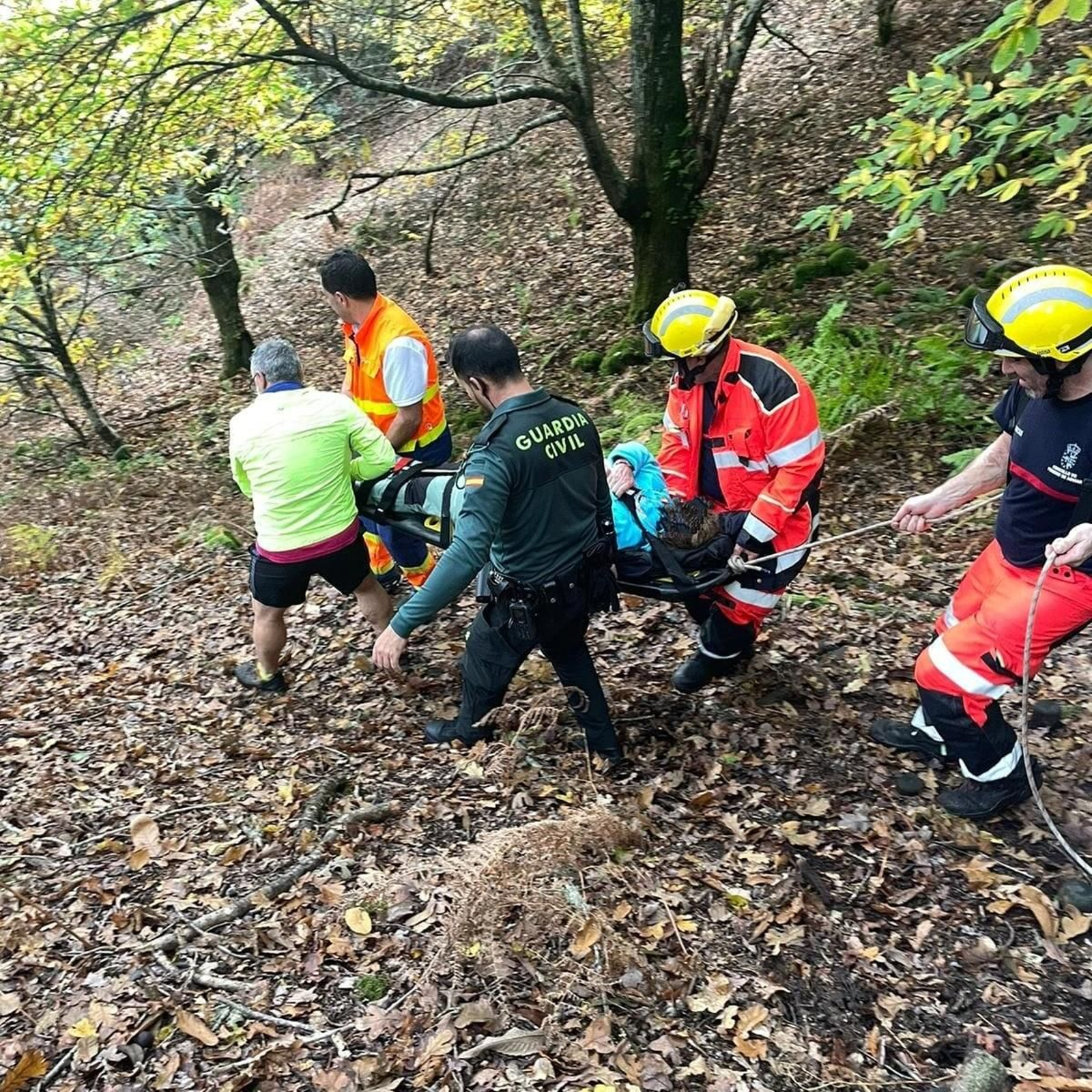 Operativo para rescatar a a una señora asturiana que practicaba senderismo en una ruta de la Ribeira Sacra