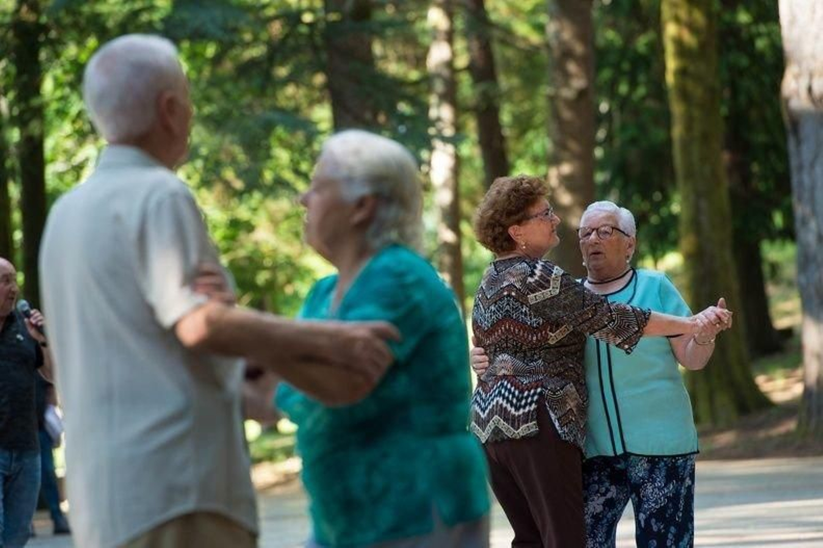 O CARBALLIÑO (PARQUE MUNICIPAL). 08/07/2018. OURENSE. Baile y música para gente mayor, en el parque municipal de O Carballiño. FOTO: ÓSCAR PINAL.
