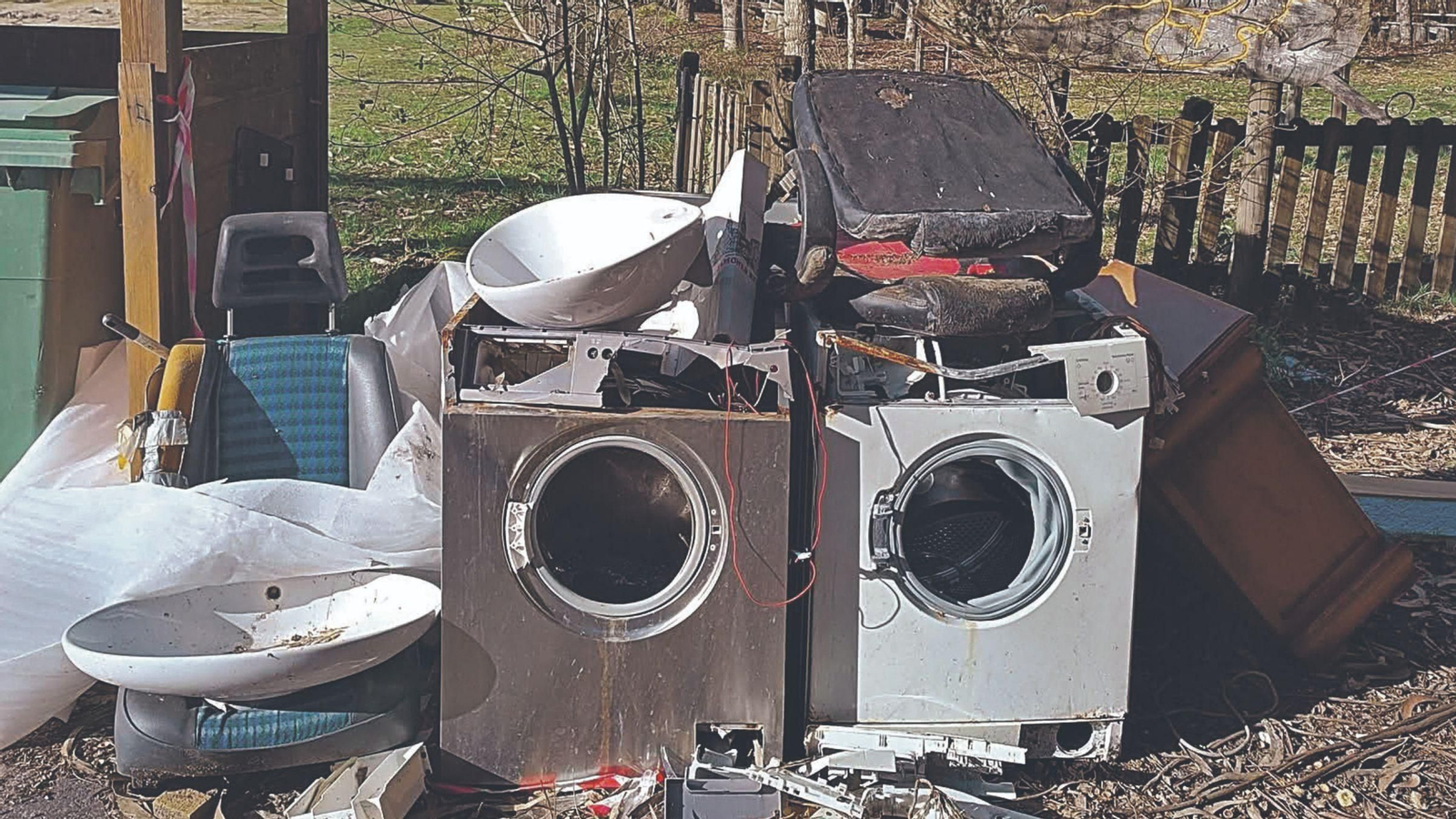 Lavadoras y diversos enseres acumulados en Chans.