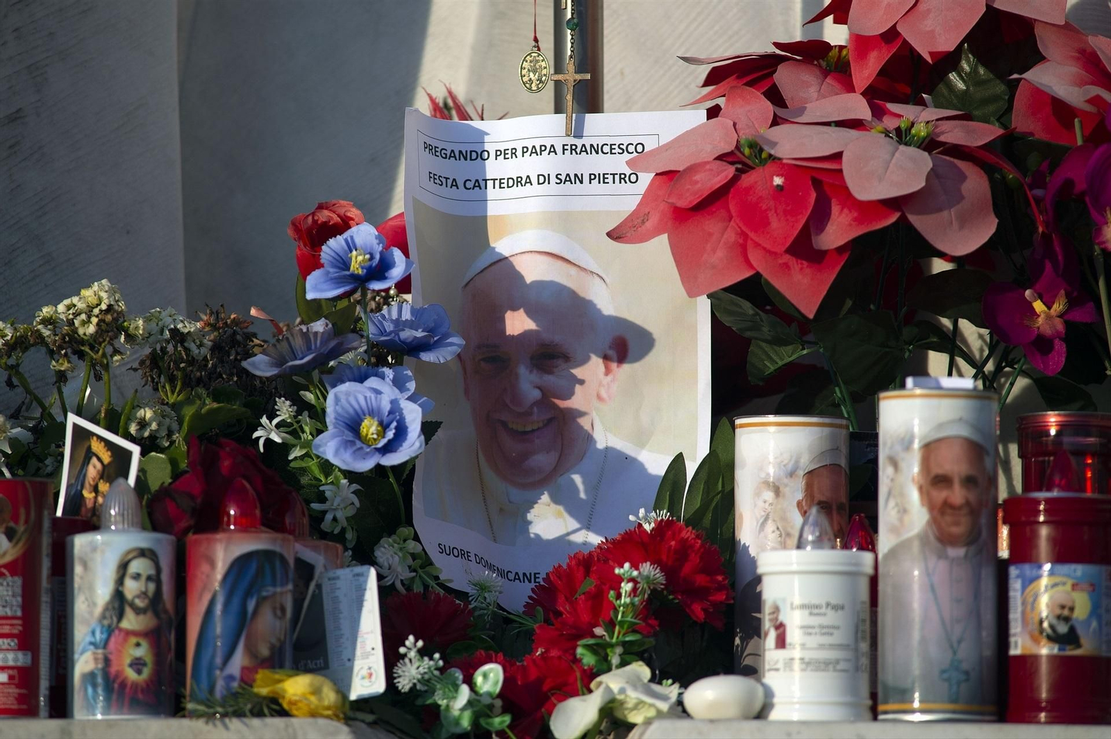Velas y flores a las puertas del hospital en el que está ingresado el Papa Francisco.