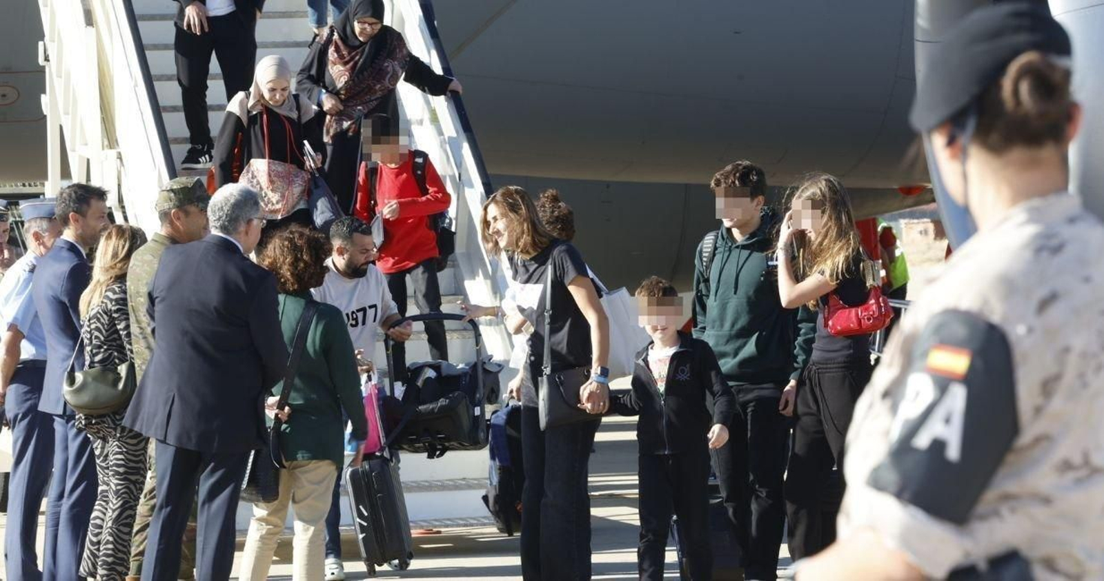 Llegada de uno de los aviones españoles a Torrejón de Ardoz (Foto: Europa Press).