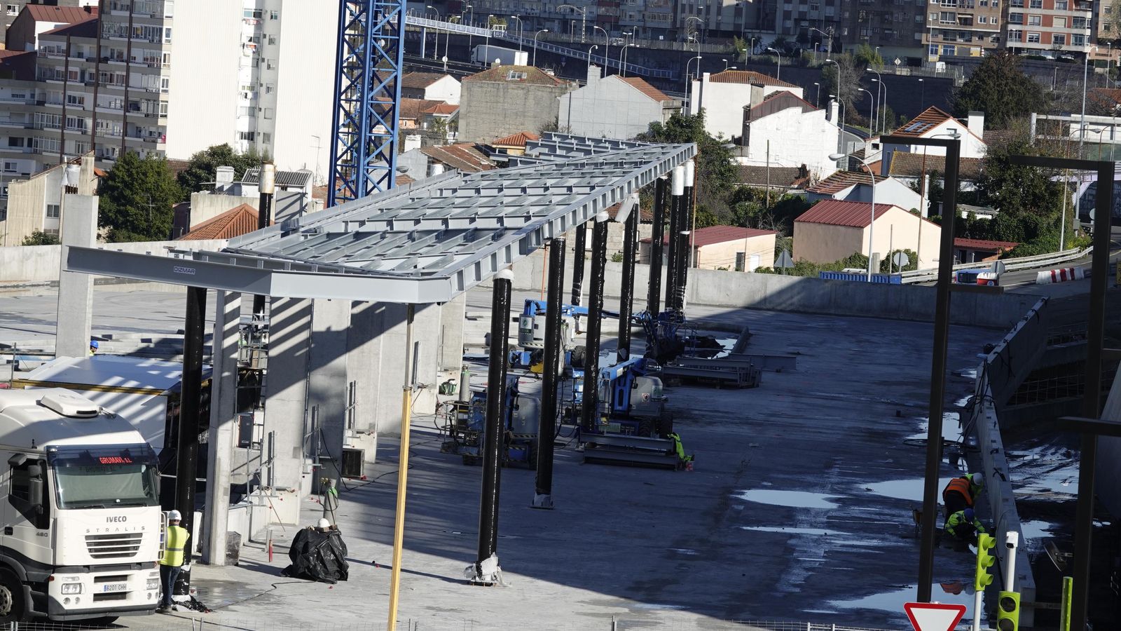 Instalacion de pérgolas y paradas en Estación Intermodal de Vigo. // Vicente Alonso
