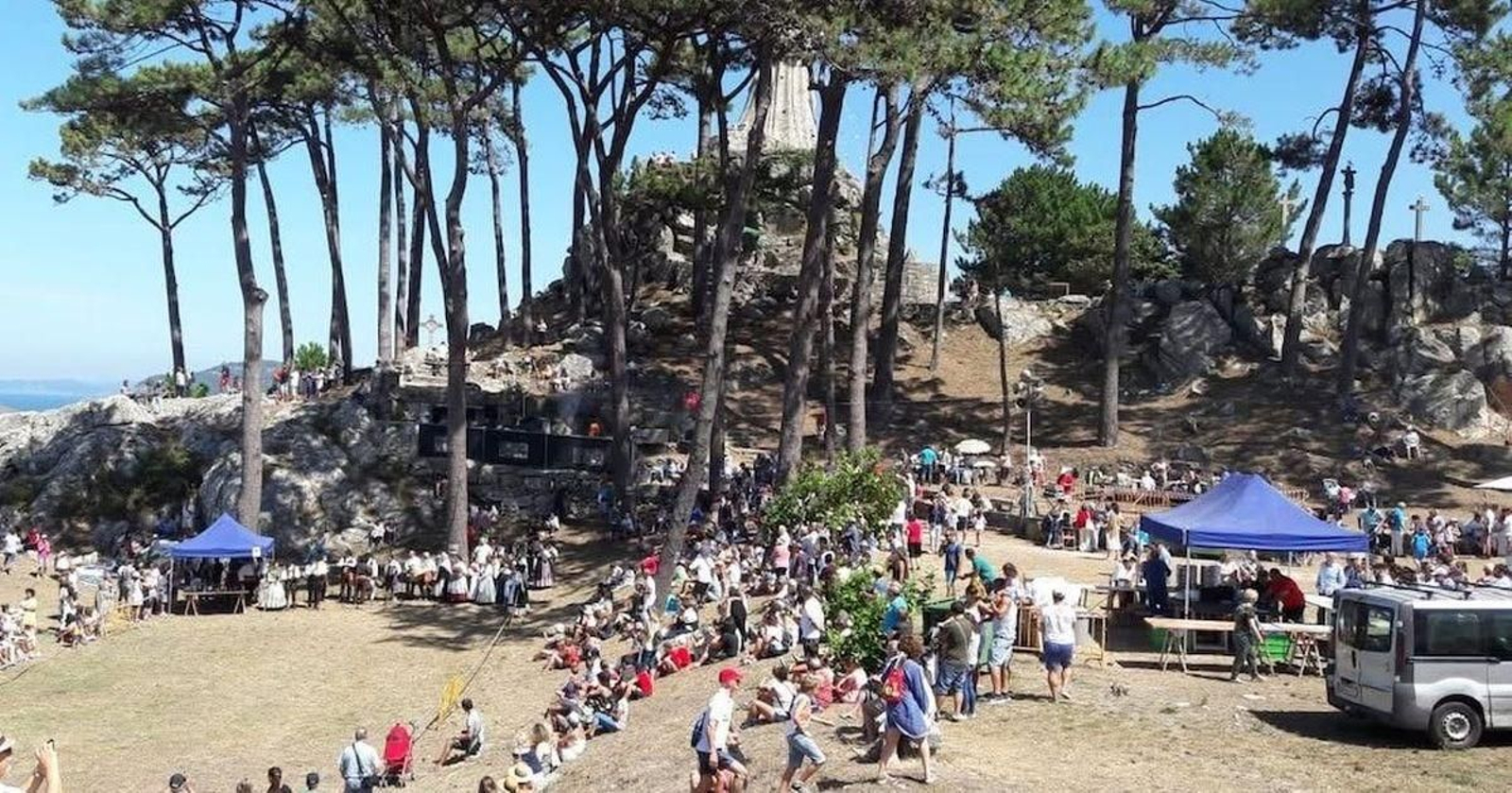 El monte del monumento de la Virgen de la Roca es el epicentro de esta romería tradicional.