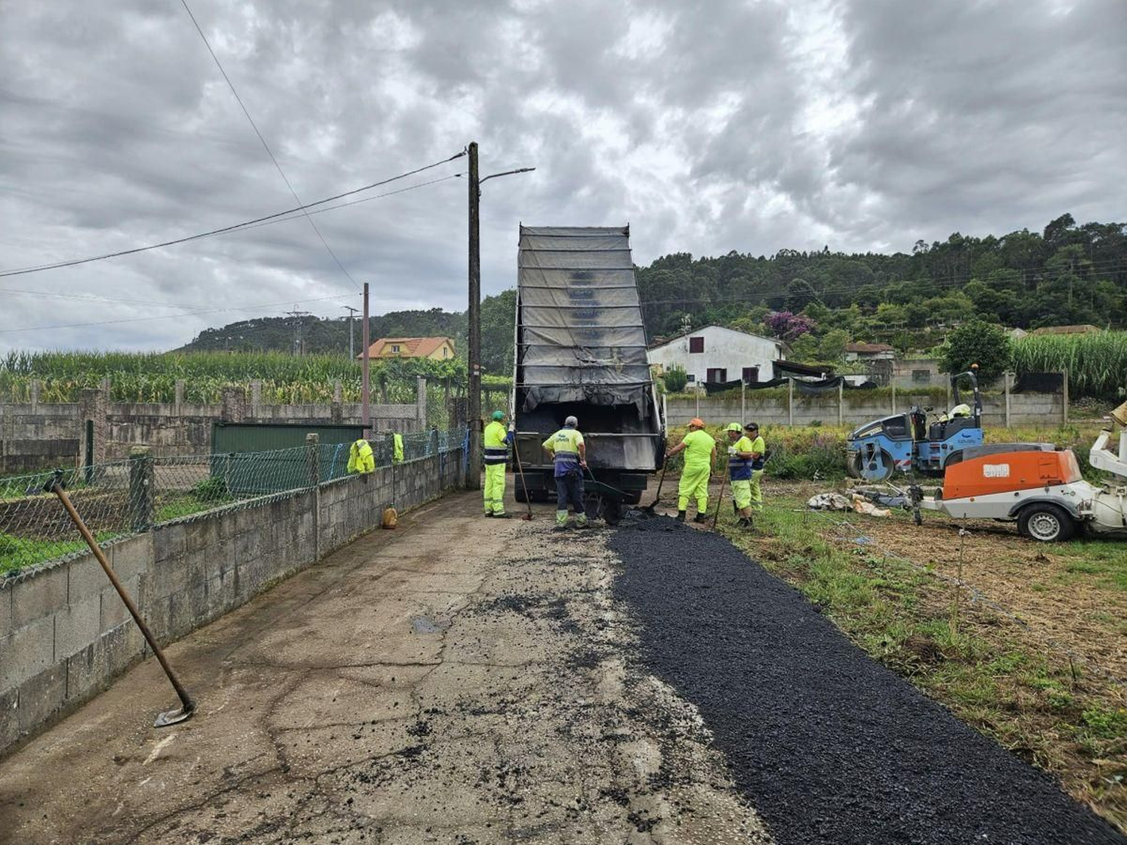 Operarios trabajando en las obras de renovación de los viales.