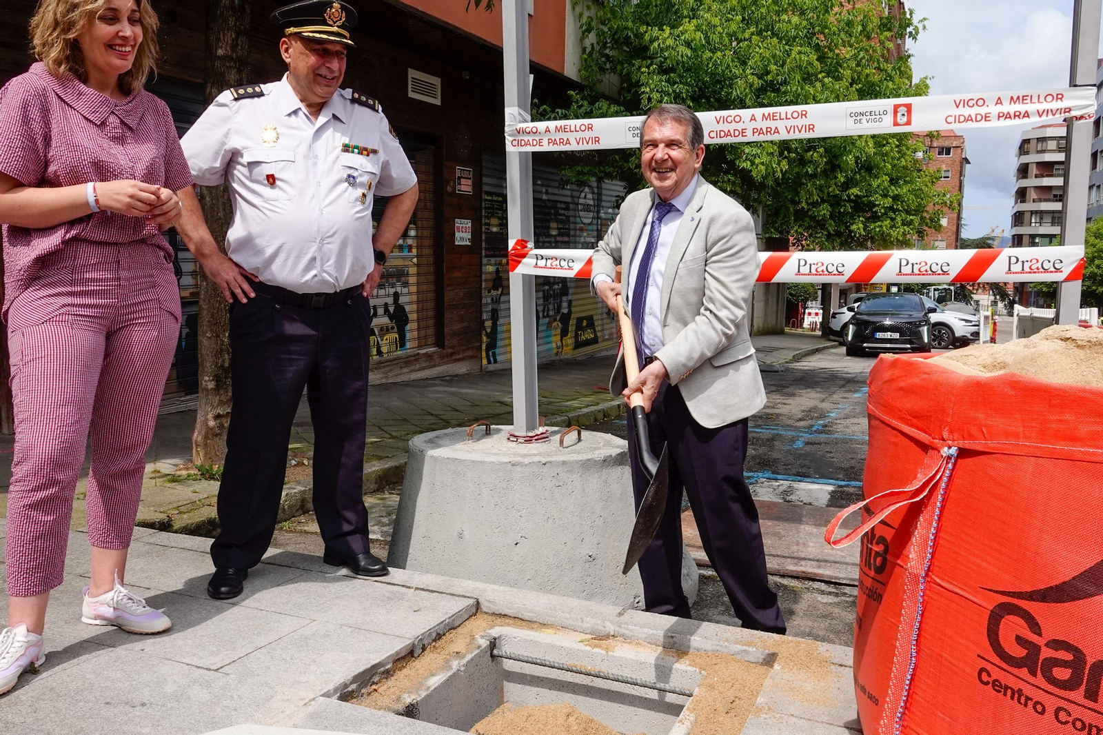 El alcalde Abel Caballero, colocando la primera piedra junto al comisario Ramiro Gómez y la concejala Patricia Rodríguez.