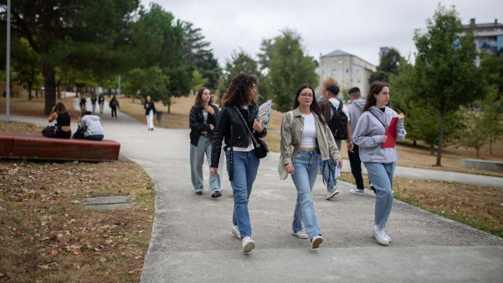 Estudiantes del Campus de Ourense en su camino a clase.