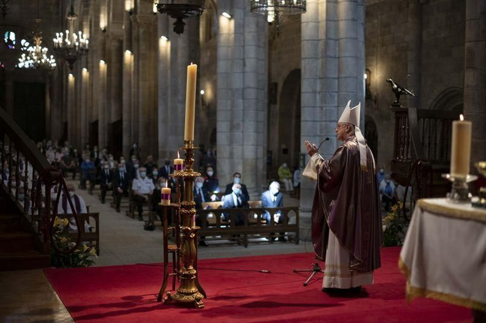 La Catedral de Ourense acoge el funeral en memoria de las víctimas mortales del covid // FOTO: Xesús Fariñas