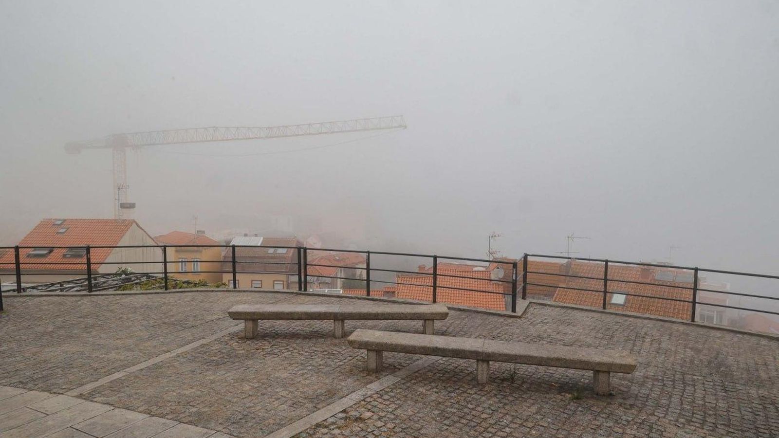 La niebla no dejaba ver la Ría de Vigo este jueves por la mañana.