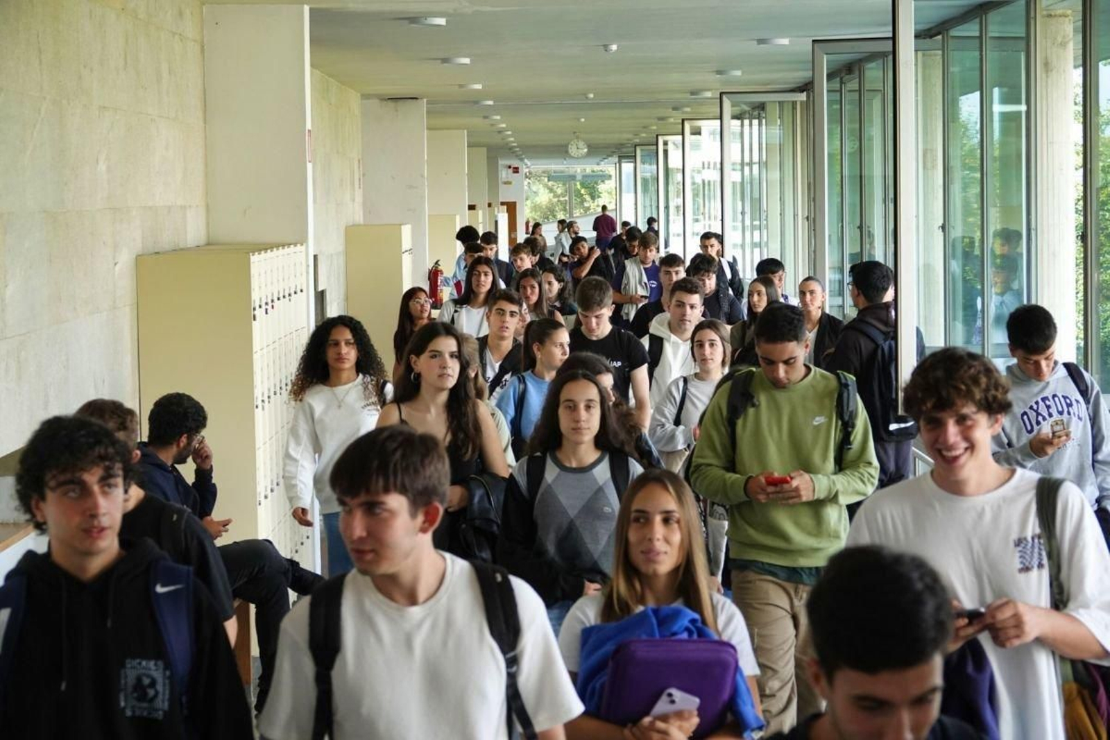 Alumnos en los pasillos de la Facultad de Económicas de Vigo.