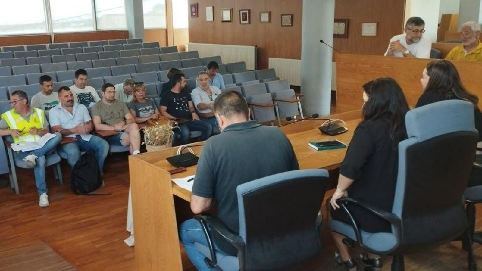 Representantes sindicales del comité en la mesa de negociación de ayer con la alcaldesa.