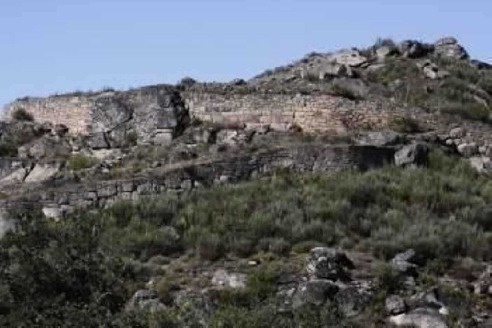 Parte de las murallas defensivas del Castro da Cidá, perfectamente conservadas. (Foto: XESÚS FARIÑAS)