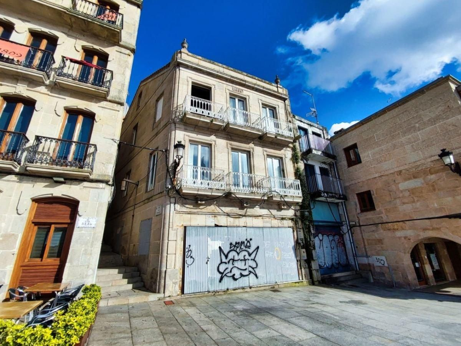 Dos edificios en los números 1 y 2 de la plaza del Berbés en reforma por iniciativa privada.