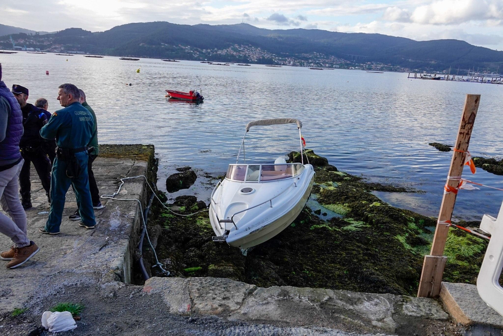 Galería | Un hombre, localizado sin vida entre las bateas en Chapela
