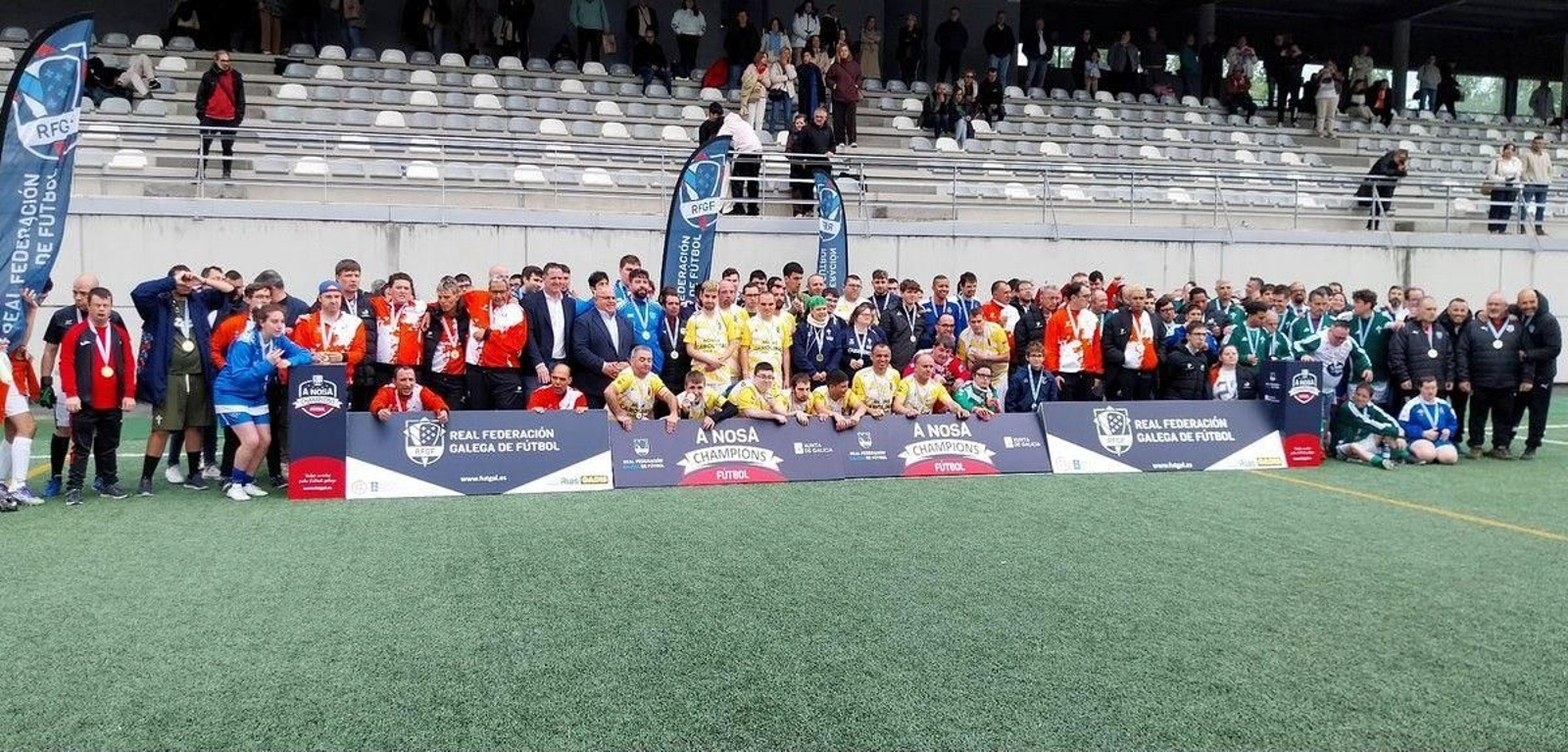 Los participantes en la primera jornada de la segunda edición del torneo de fútbol inclusivo “A Nosa Champions” que se disputó en el Miguel Ángel-Os Remedios.