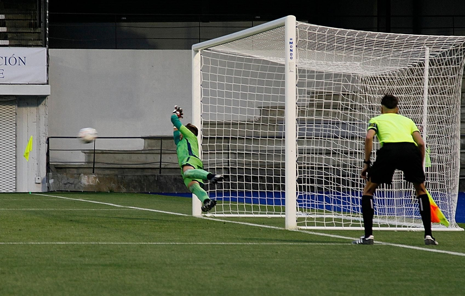 El portero del Verín intentando despejar un balón.