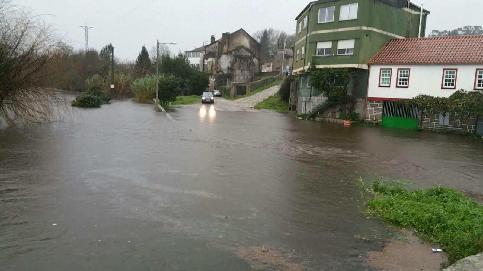 El rio Tea desbordado en Ponteareas // JV Landín