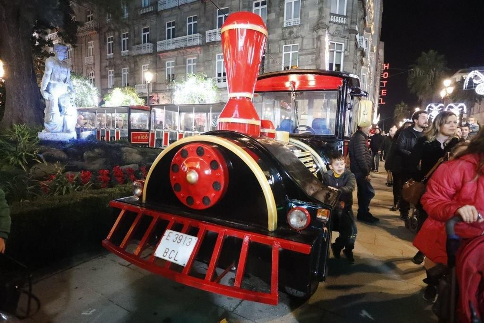Los turistas invaden Vigo en el Puente82