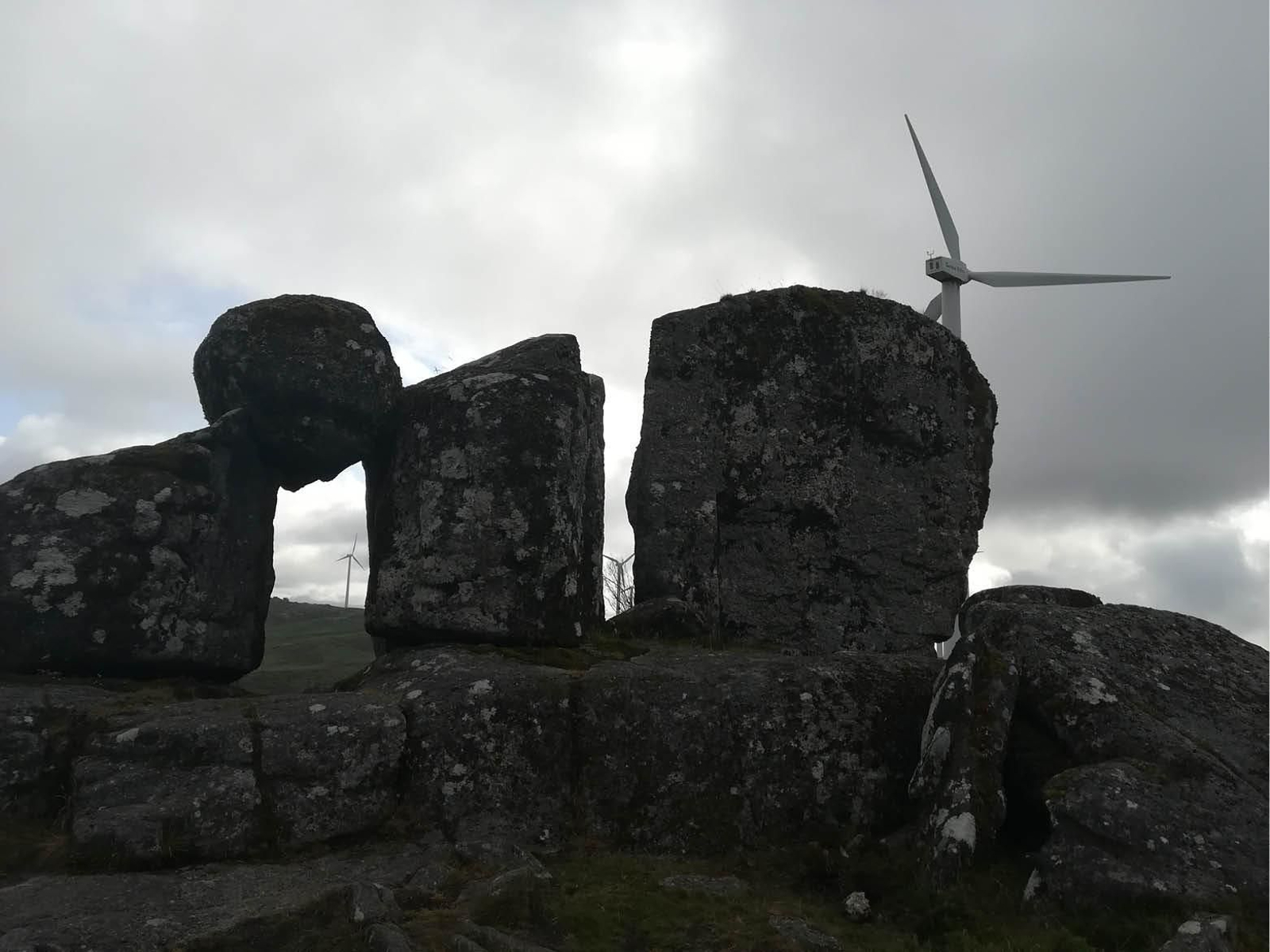 Portalén,  grupo megalítico formado por tres piedras, con un marco por el que hay que pasar.  Ahora al lado hay un parque eólico.