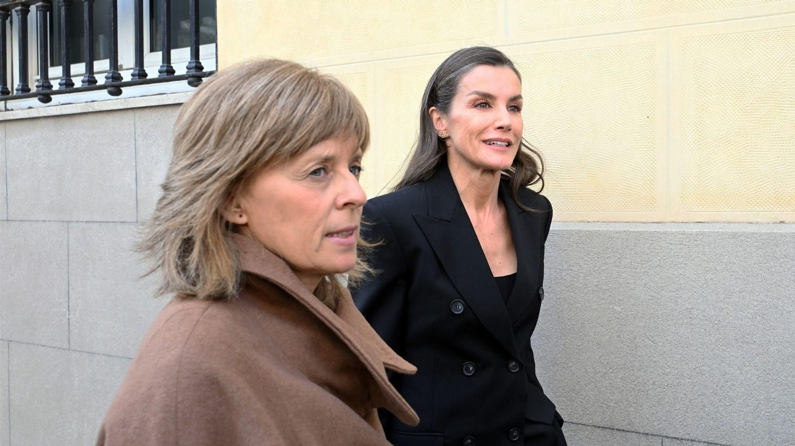 La jefa de la Secretaría de la reina Letizia, Marta Carazo, y la Reina Letizia, llegan a la capilla ardiente por Fernando Ónega.
