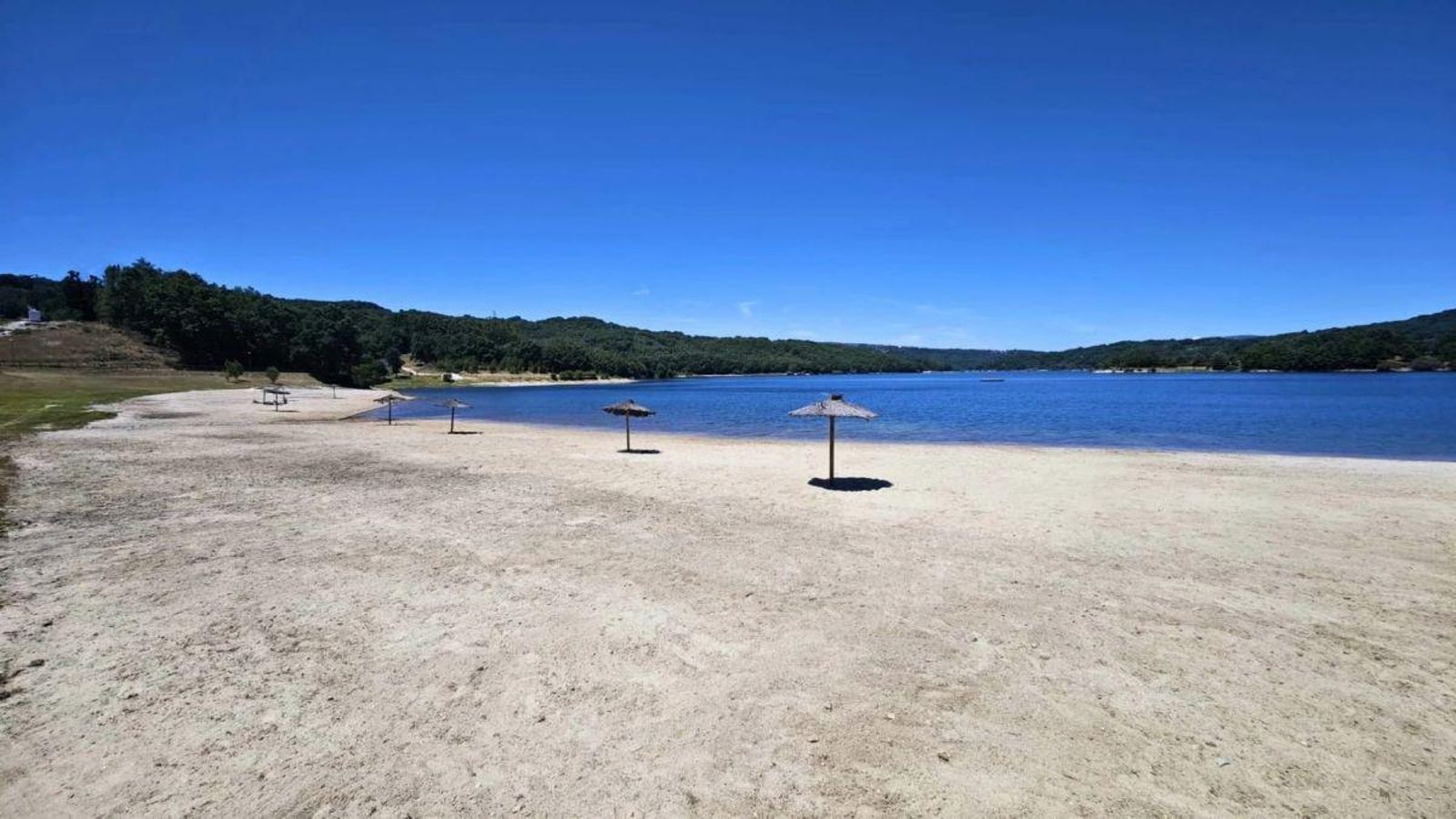 A Veiga estrena Bandera Azul en sus zonas de baño del río Xares.