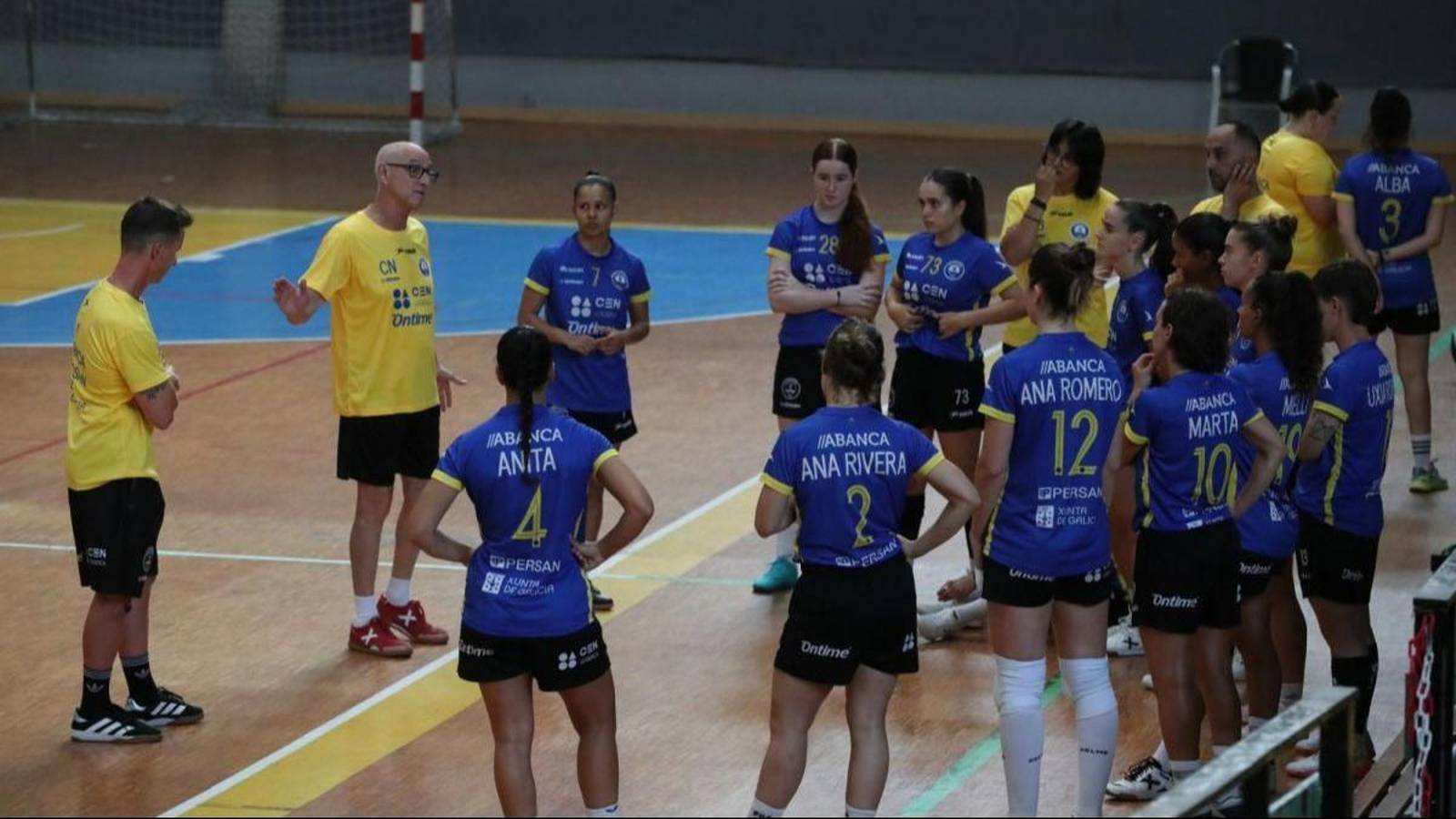 Las jugadoras del Ontime, en corrillo durante una sesión en Os Remedios.