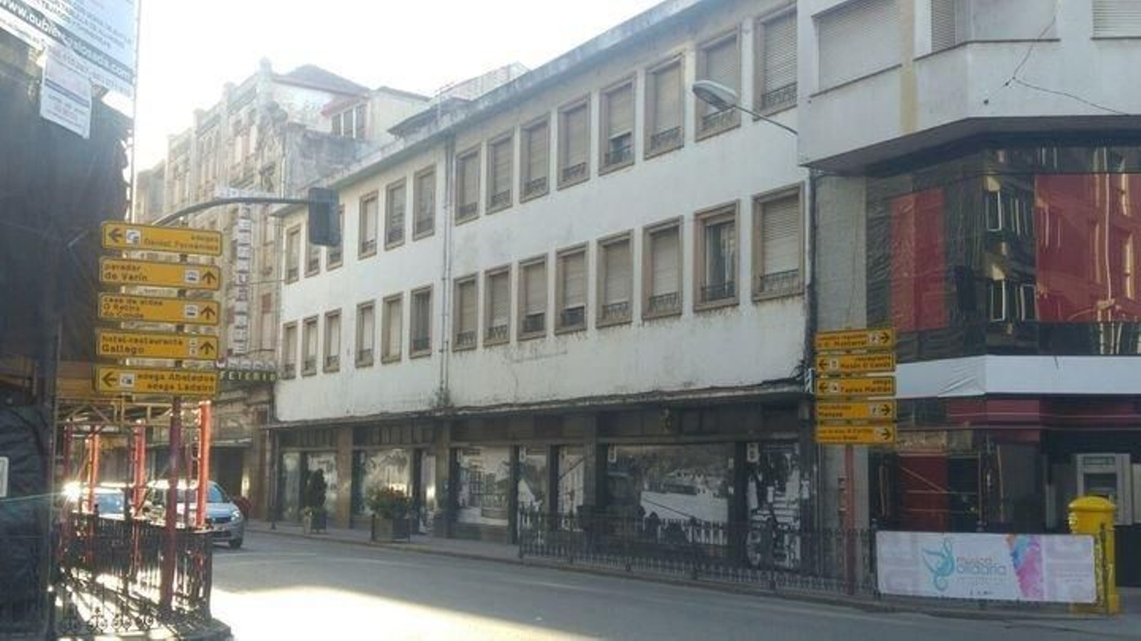Fachada del hotel Aurora, en la calle Luis Espada de Verín.