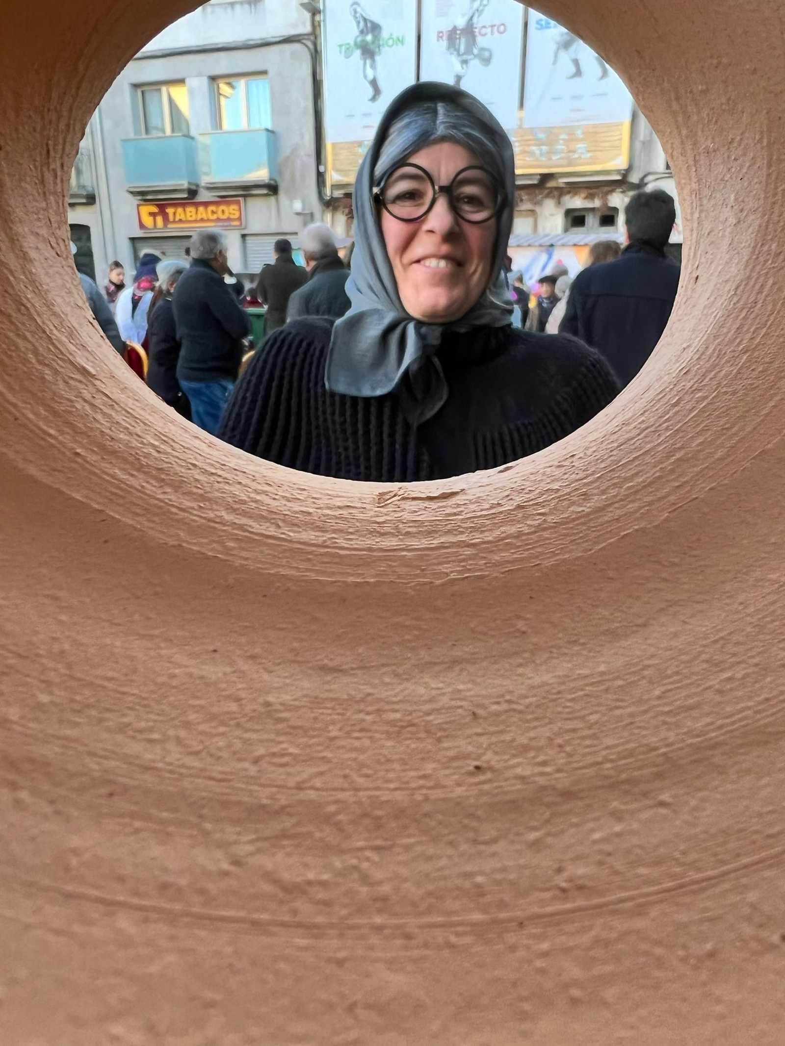 A Vella e a Ola de María Carmen Domínguez Dacal en Xinzo.