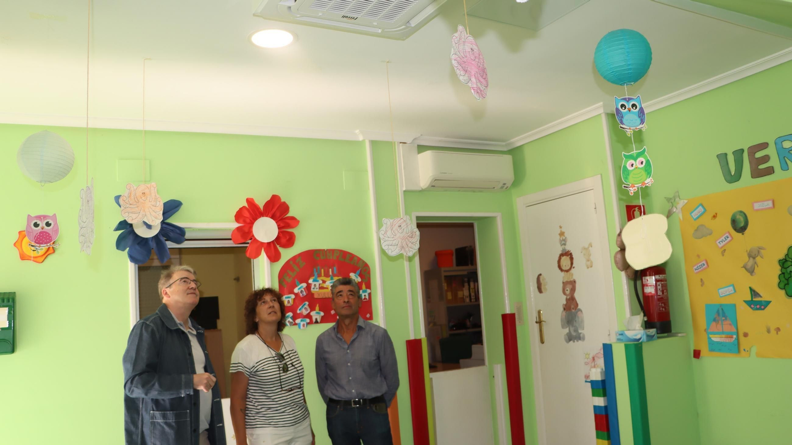 Manuel Pardo -esq.- e Eva Barrio observan o novo sistema de aerotermina instalado no PAI do Riós.