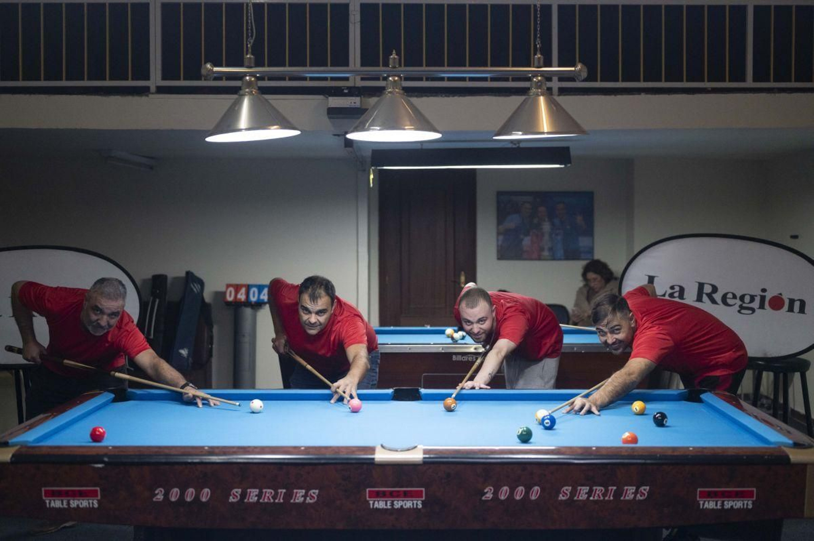 Cuatro de los integrantes del Club Ourensán de Pool, la pasada semana durante una de las jornadas de entrenamiento en la sede de la capitalina calle Bonhome, actual sede de la entidad.