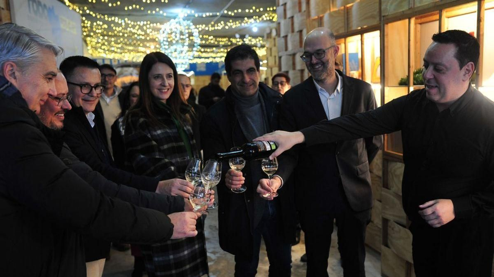 Las autoridades degustaron el vino de O Ribeiro en “Artesanía, Saber e Sabor”.