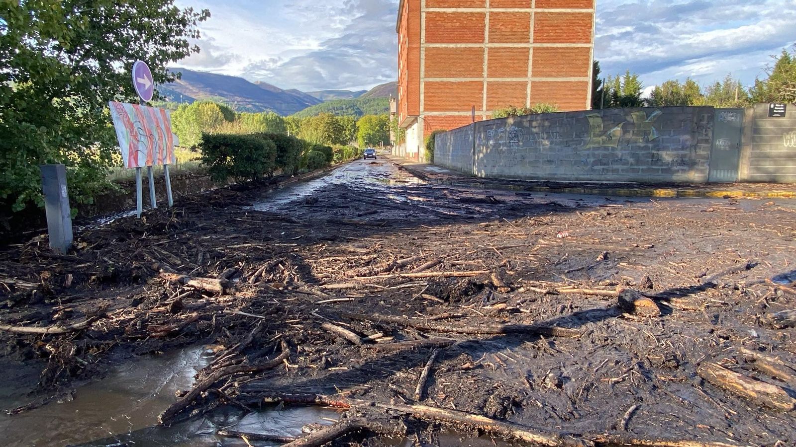 El aumento del caudal del Mariñán provocó el desbordamiento del río en Calabagueiros.