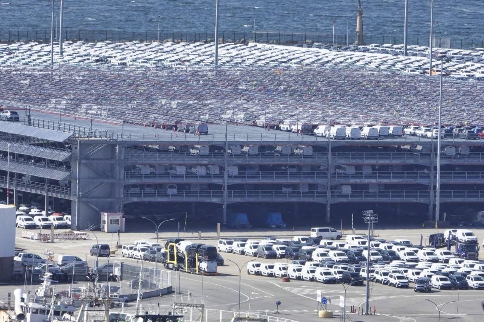 Vehículos en el área portuaria de Bouzas para su exportación.