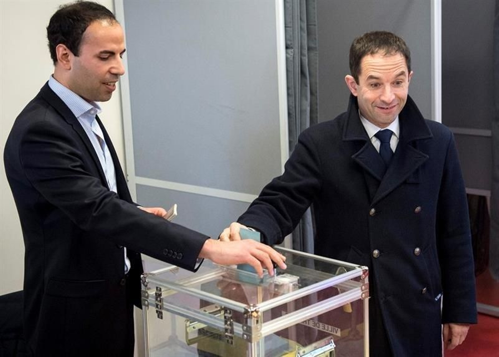 El antiguo ministro de educación francés, deposita su voto para las elecciones primarias socialistas, en París hoy, el 29 de enero