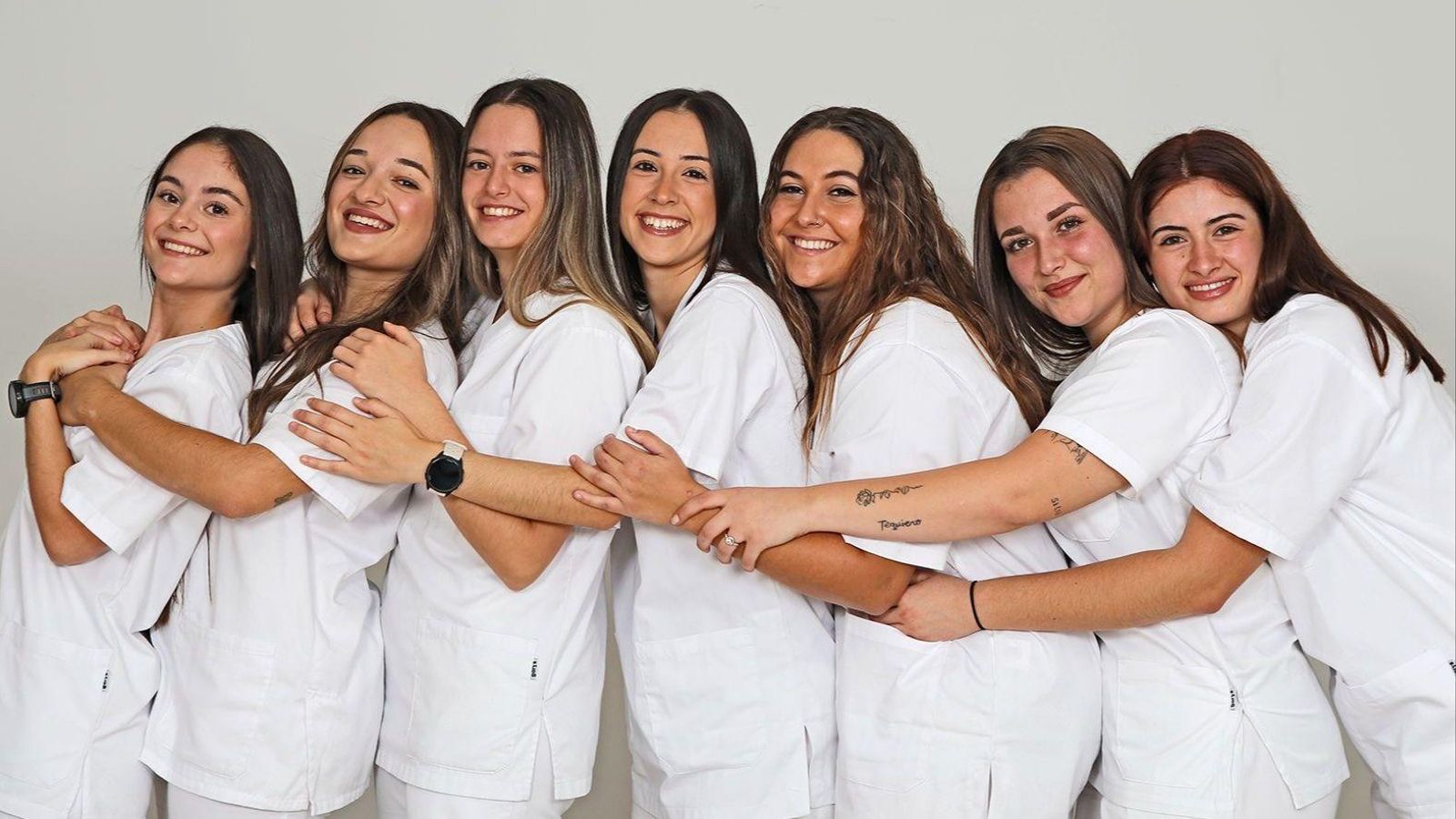 Gabriela Pérez, la segunda empezando por la izquierda, junto con sus amigas de la carrera.