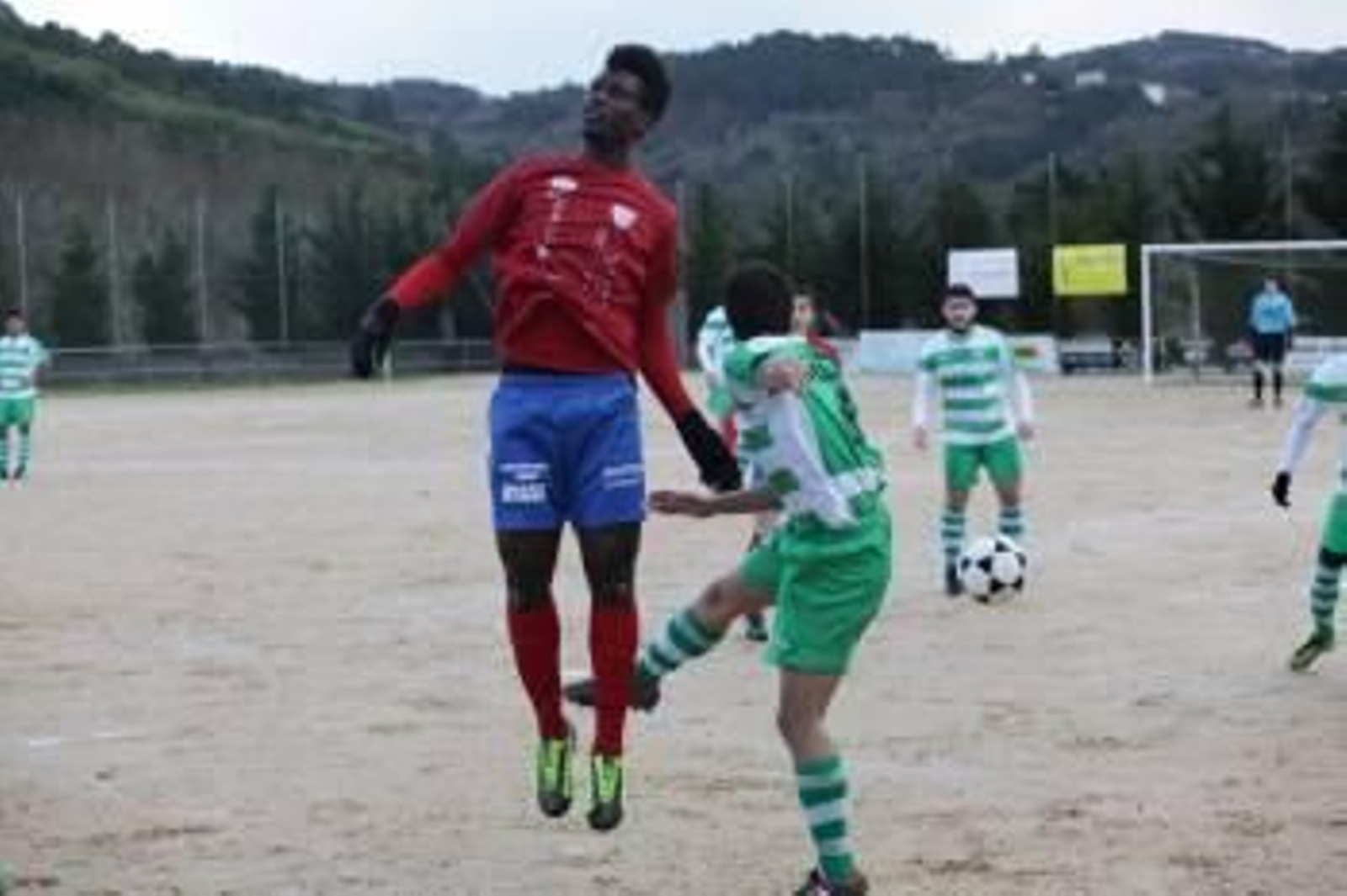 El delantero del Barco Ekedi salta por un balón en Melias ante Joshua (Foto: JOSÉ PAZ)
