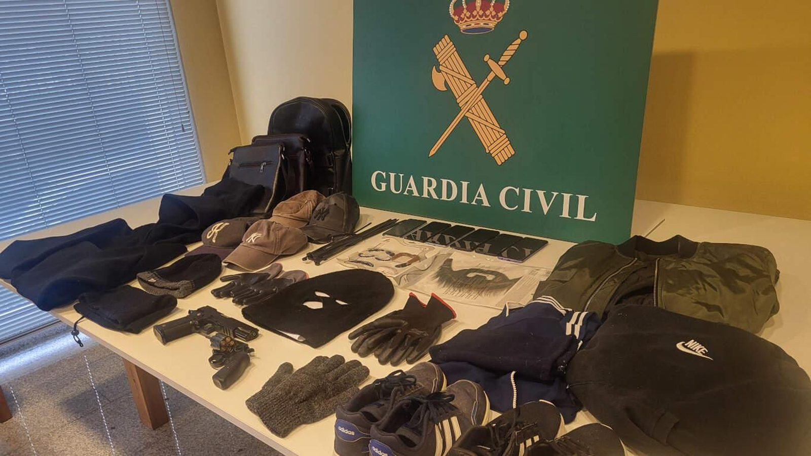 Ropa y armas detonadoras (de fogueo) intervenidas durante los registros.