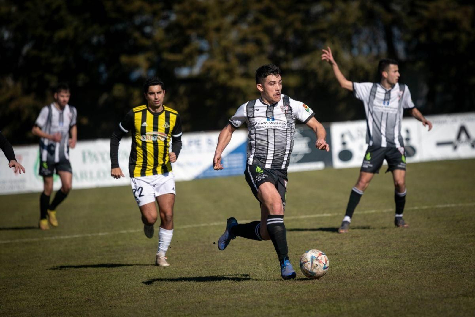 Poli Romero, delantero del Antela, conduce el balón ante el visitante Pel. ÓSCAR PINAL