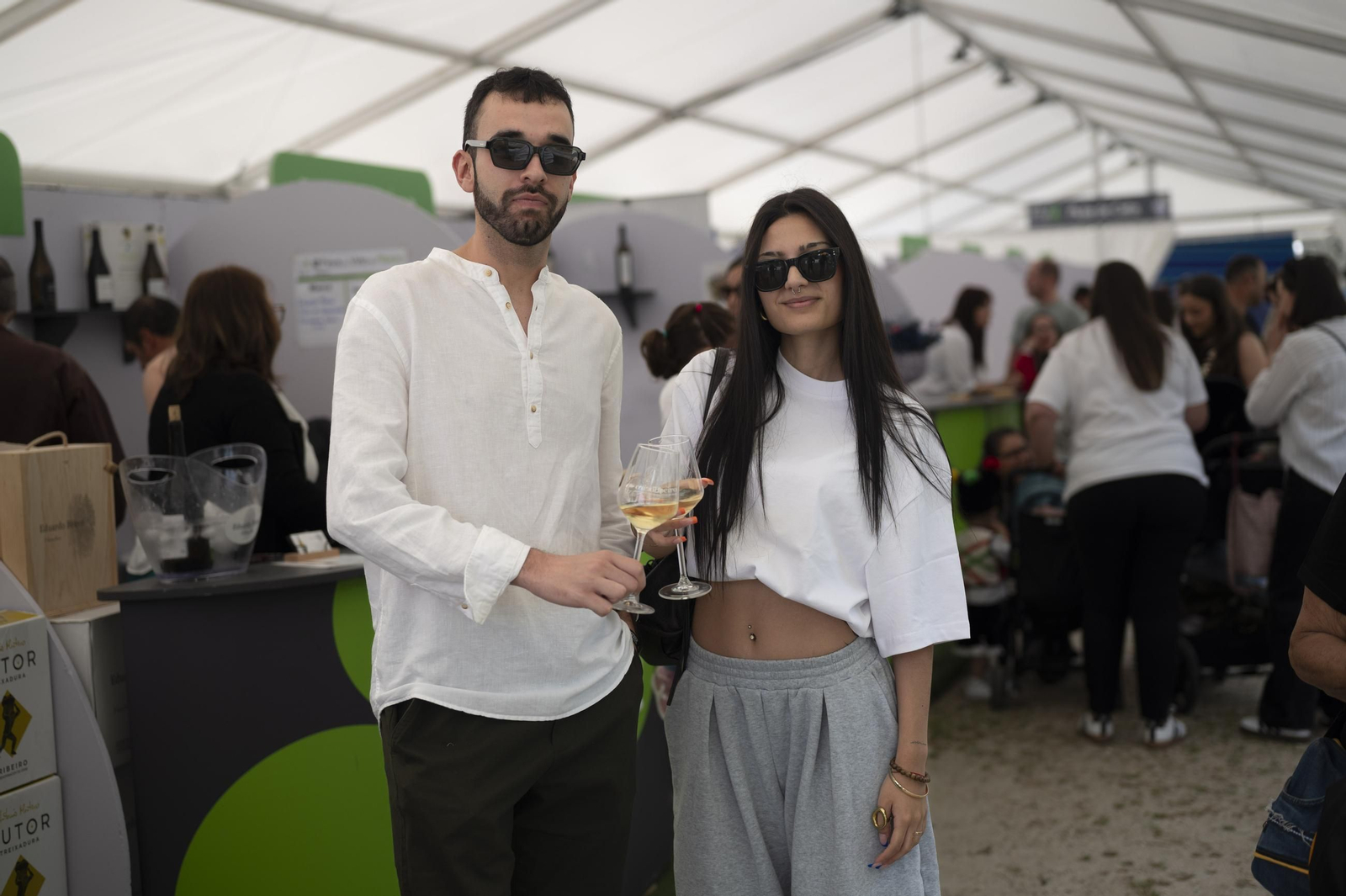Ambiente festivo, brindis y degustaciones en el recinto de la Alameda de Ribadavia durante la celebración de la 63ª Feira do Viño do Ribeiro