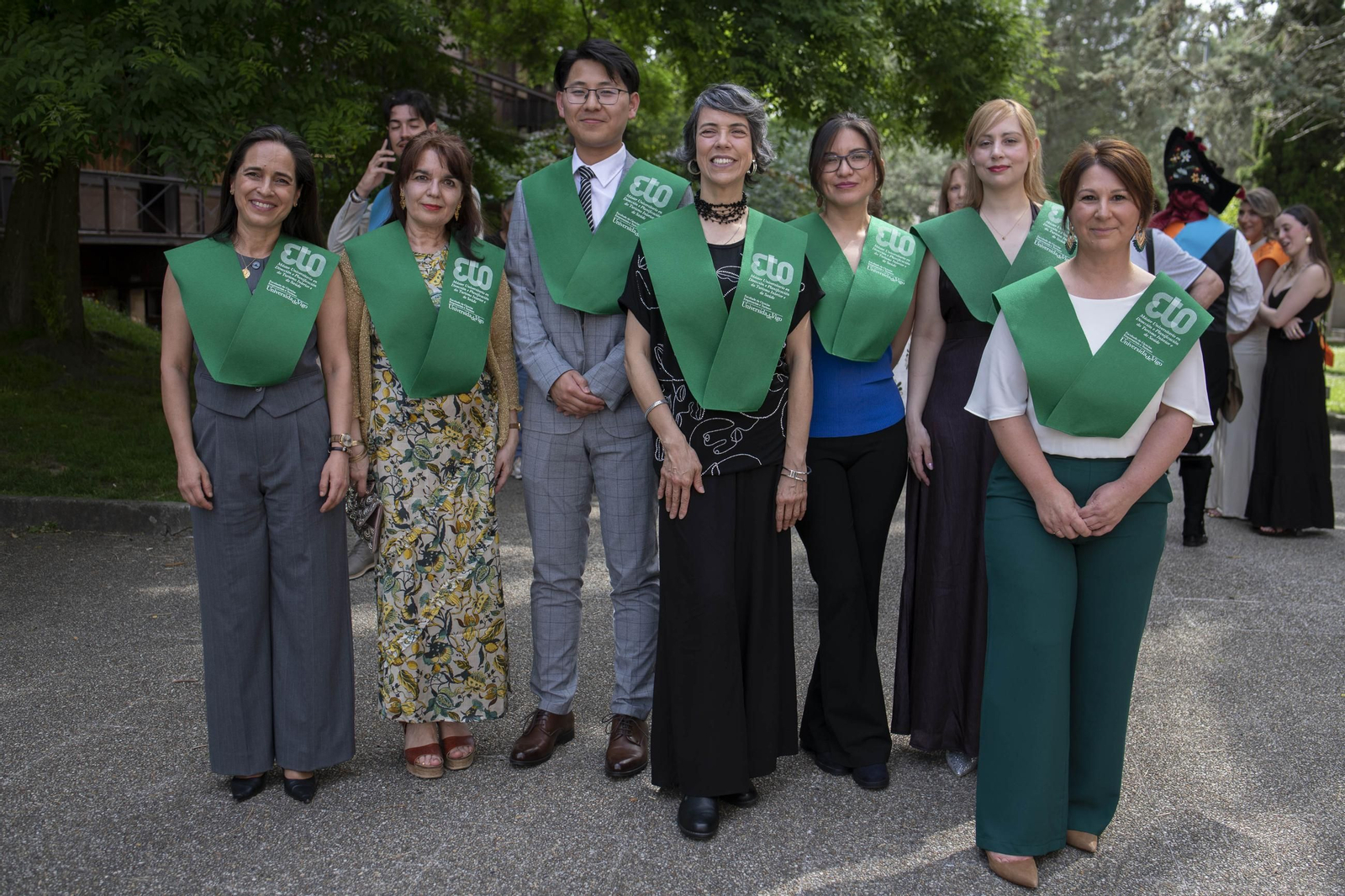 Galería | Los alumnos de ADE y Turismo se gradúan bajo un intenso calor