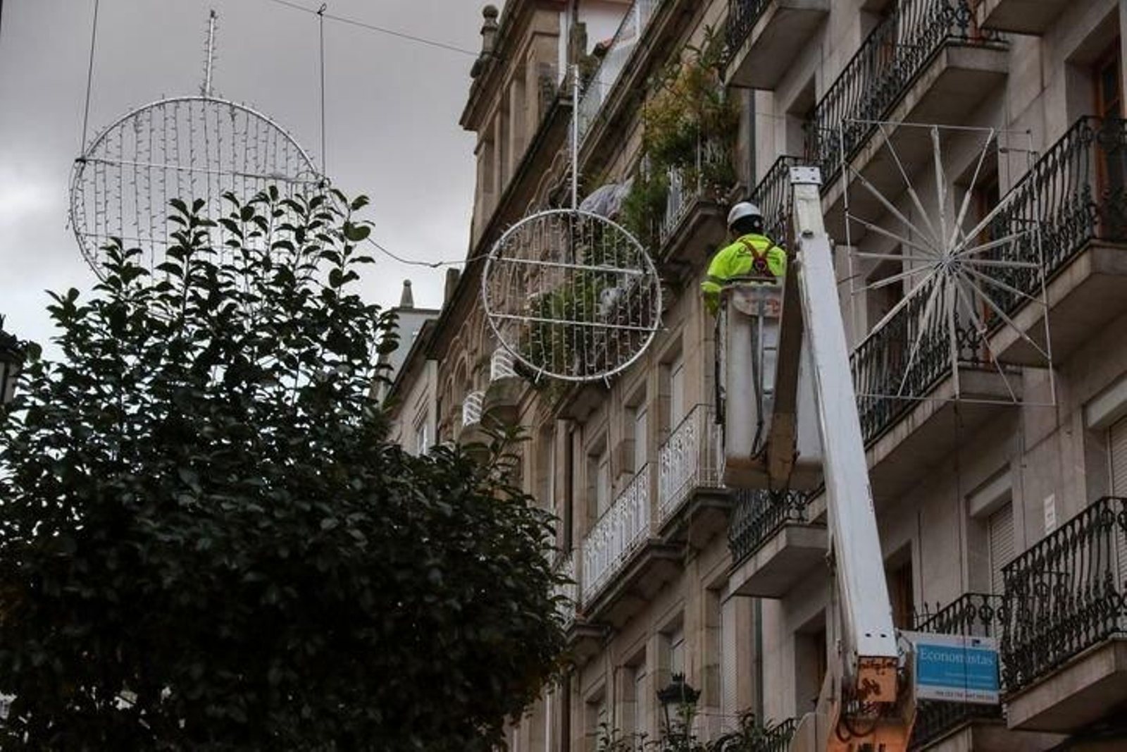 Instalación de luces de Navidad en Ourense