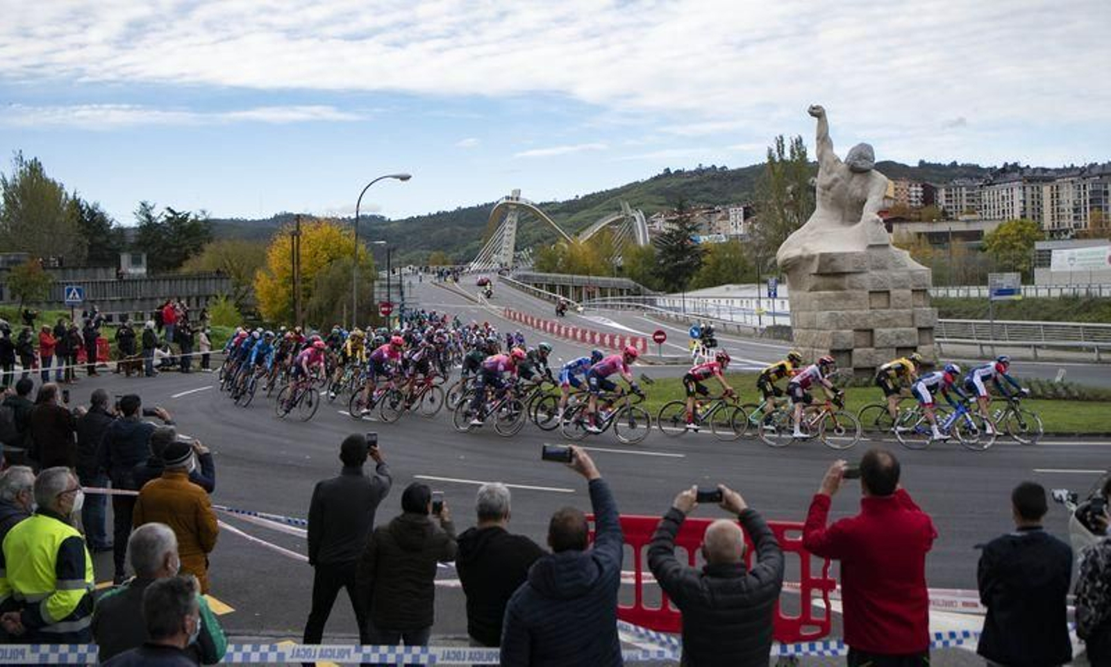 Aficionados retratan el paso del pelotón a su paso por la calle Pardo de Cela (XESÚS FARIÑAS).