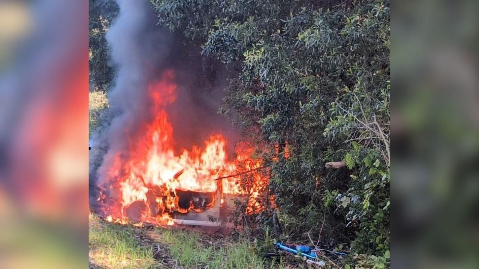El coche que acabó calcinado tras el choque entre el vehículo y un ciclista en Mondariz.