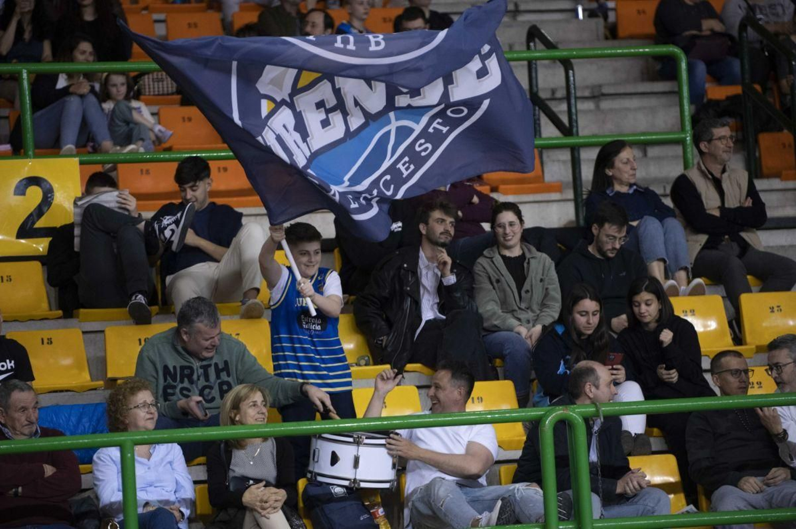 La celebración de los jugadores y del público puso el colofón al triunfo del cuadro ourensano ante el Almansa.