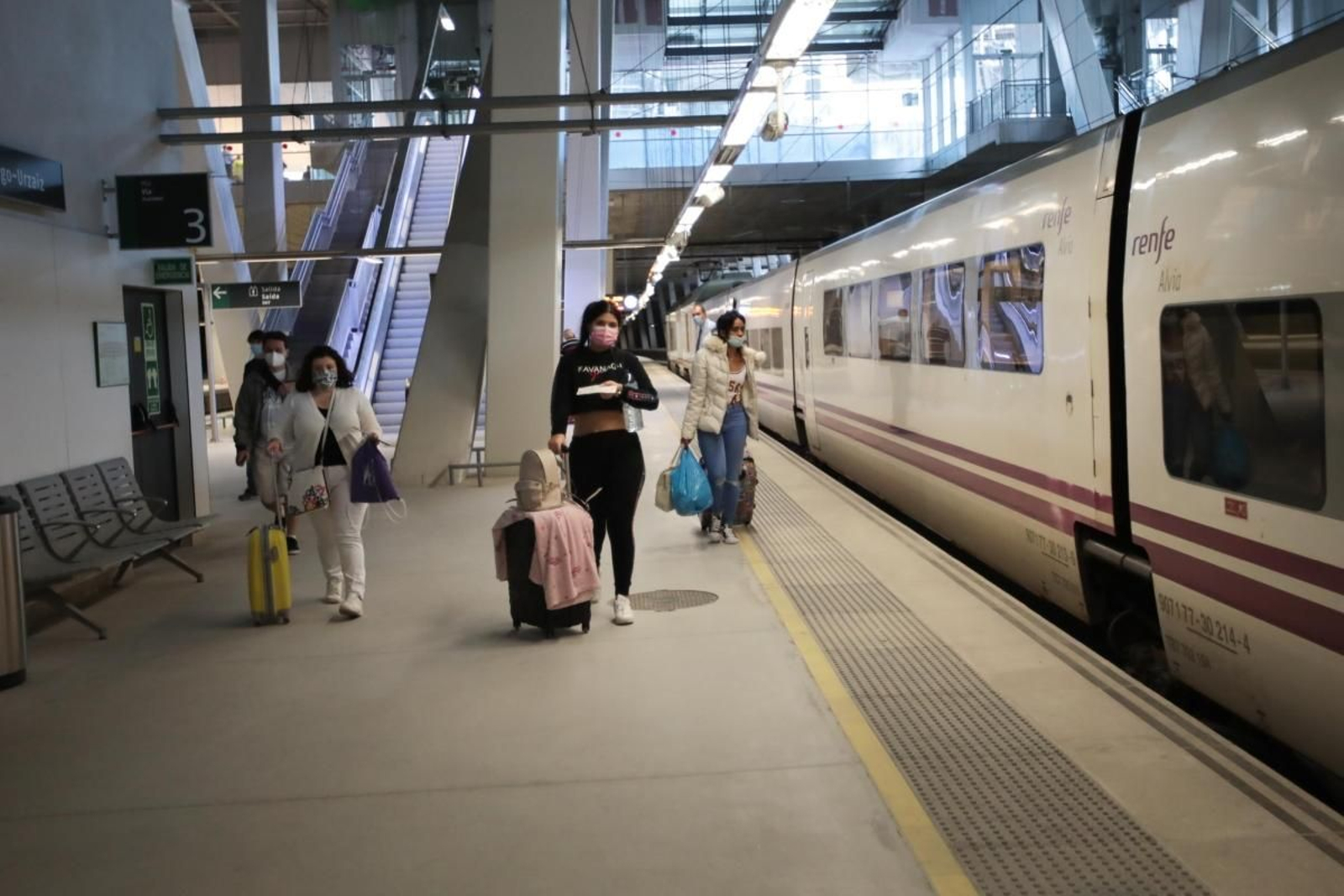 Pasajeros en la estación de Urzaiz para subirse al Alvia que va a Ourense y Madrid.