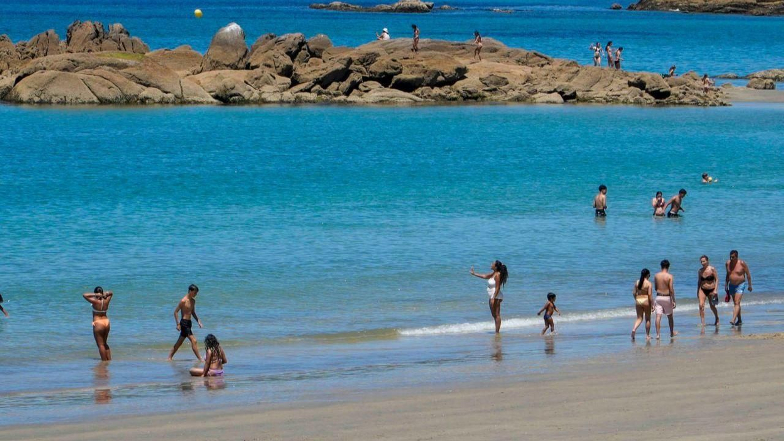 Calor en la playa en Vigo este viernes.