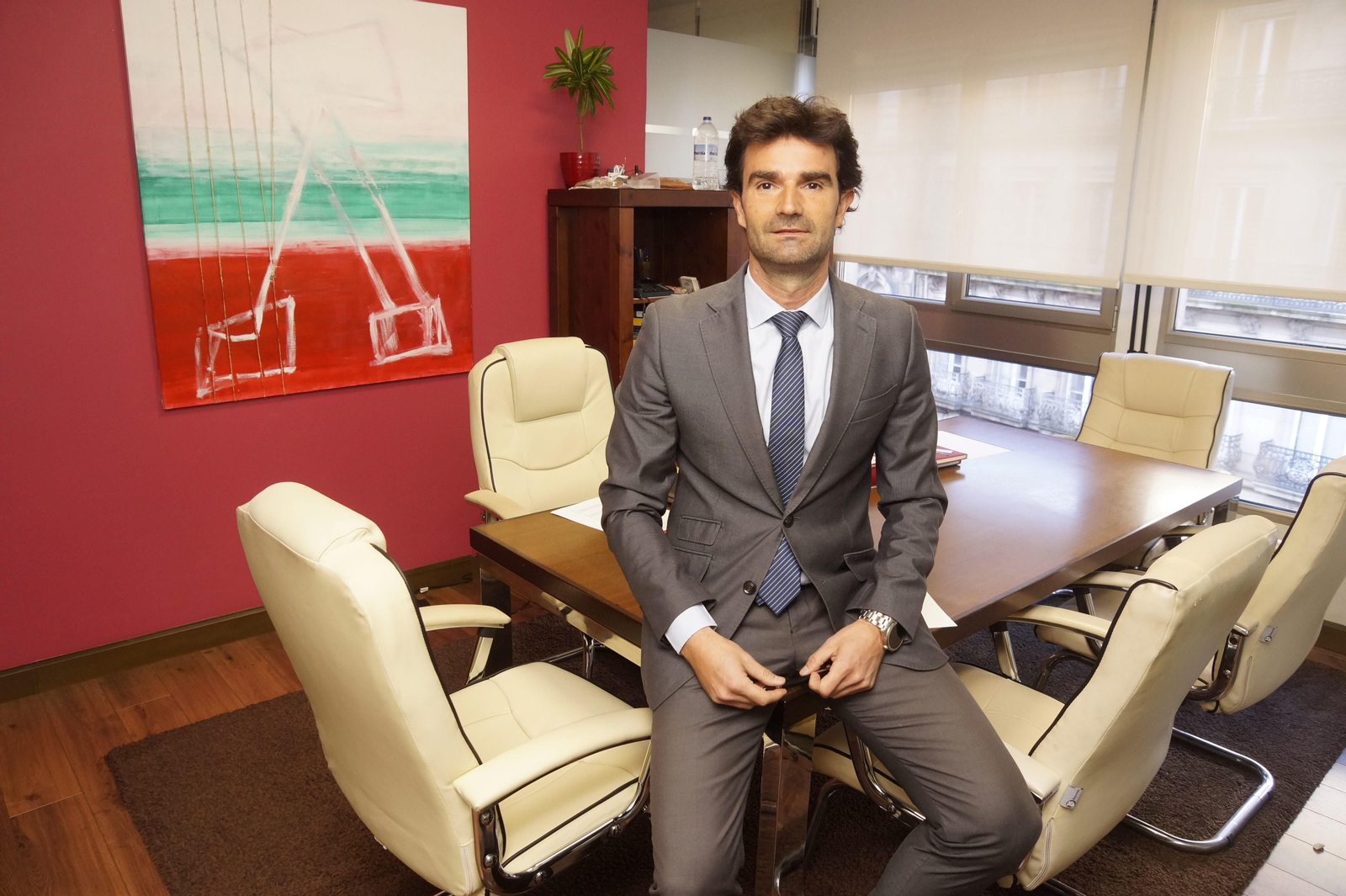 Julio Dorado Calviño en su despacho en Vigo.