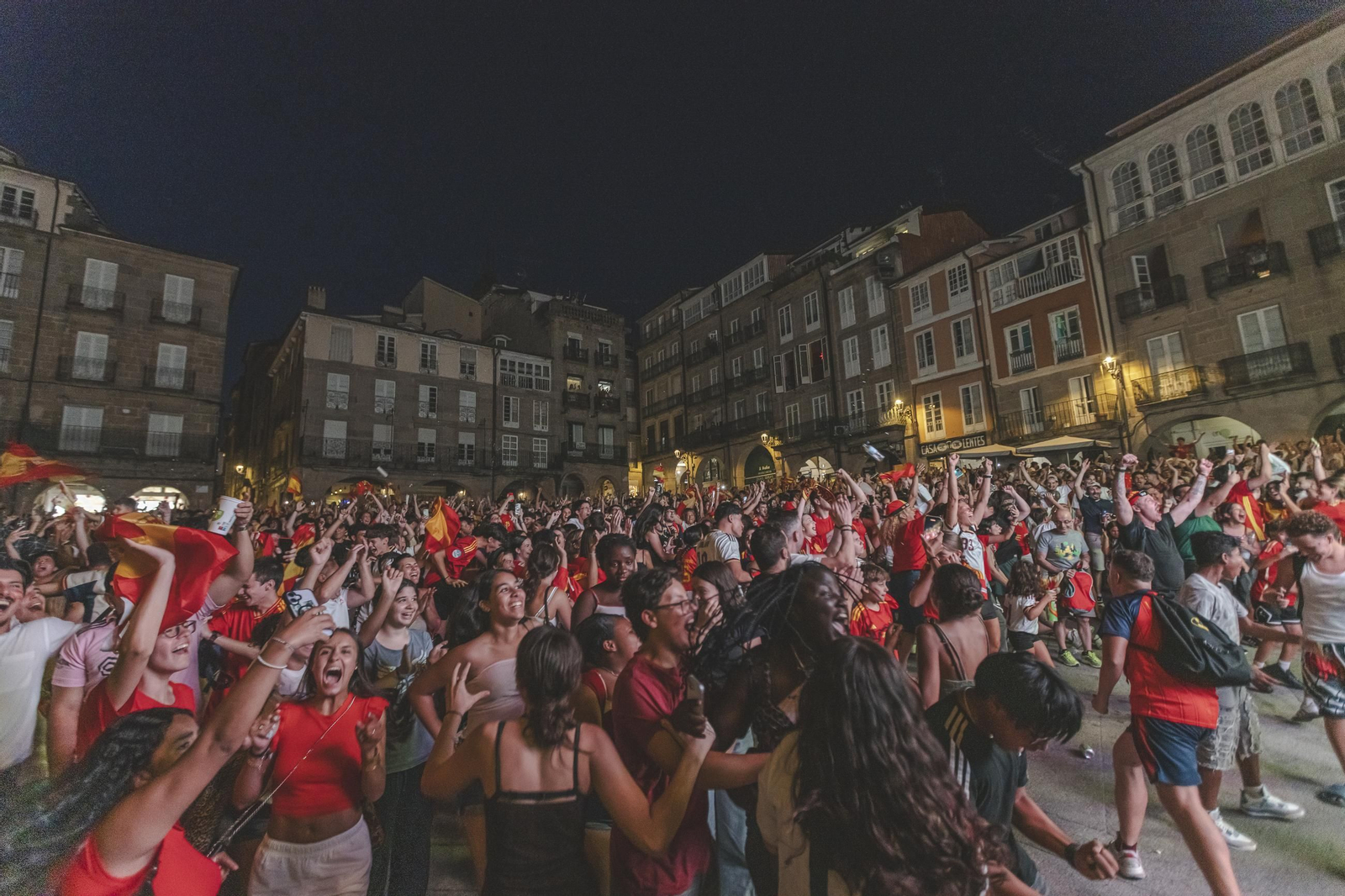 Galería | Camisetas, banderas y las calles de Ourense llenas de emoción por ver a España jugar los cuartos de final, en fotos