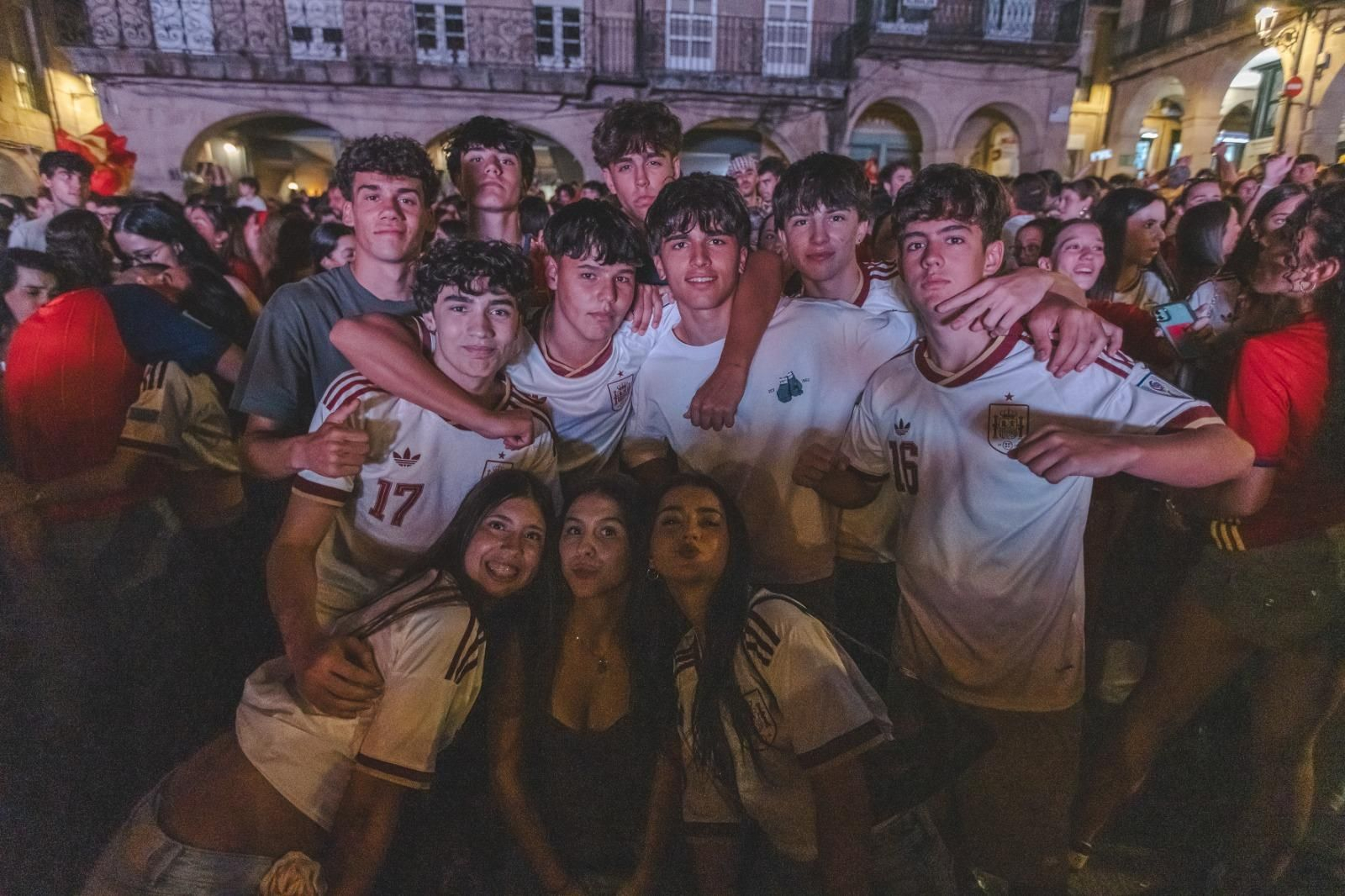 Galería | La ilusión por España en la semifinal tiñe de rojo la provincia de Ourense, en fotos