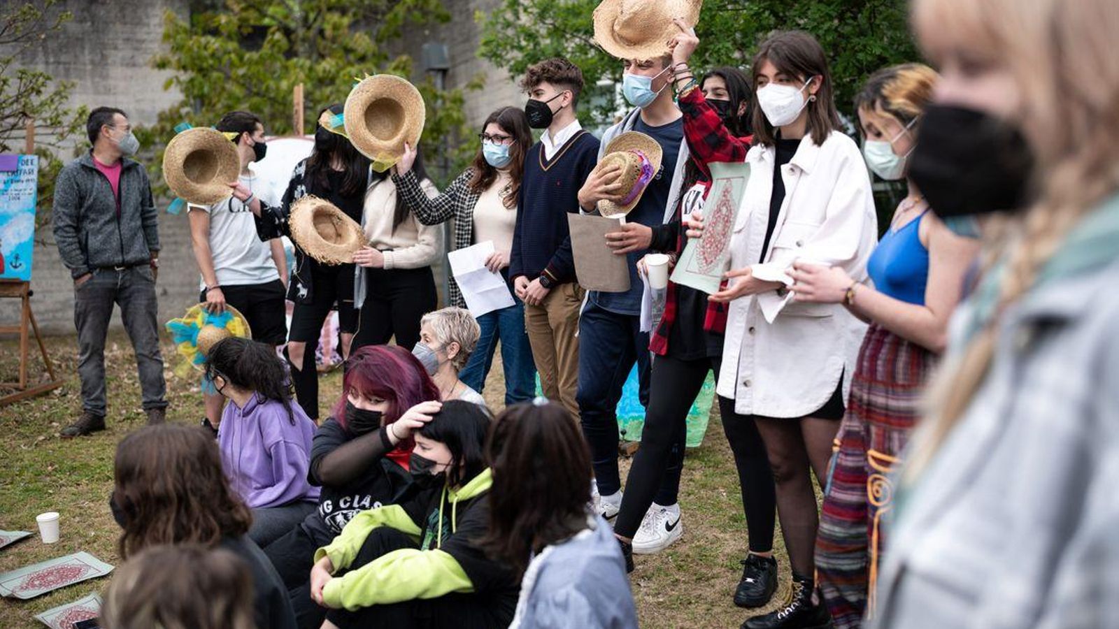OURENSE (IES UNIVERSIDADE LABORAL). 21/04/2021. OURENSE. Actividade artística dos alumnos e alumnas de artes no exterior do instituto. FOTO: ÓSCAR PINAL 